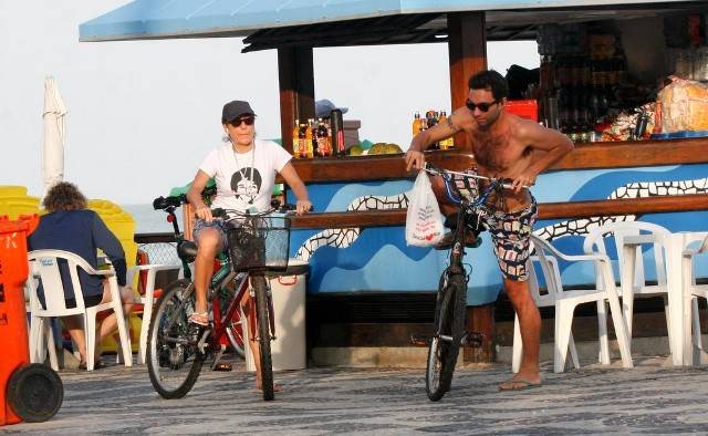 Atriz Cissa Guimarães e Thomaz Velho andam de bicicleta pela orla do Leblon - J. Humberto/AgNews