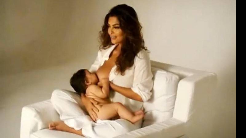 Juliana Paes amamenta o filho Pedro - Reprodução