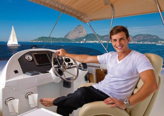 Com a baía de Guanabara como cenário, Klebber relaxa a bordo de um barco no Rio Boat Show. - Cadu Pilotto