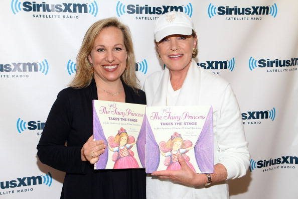 As autoras Emma Walton Hamilton e Julie Andrews em lançamento de seu livro - Getty Images