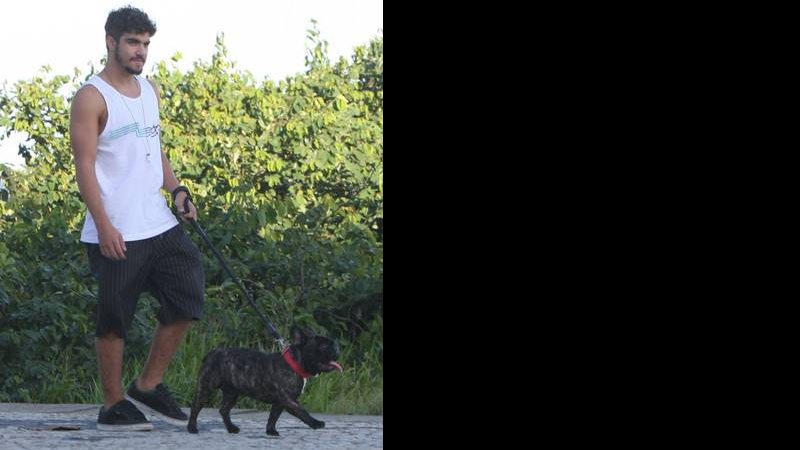 Caio Castro passeia com cachorro - Gil Rodrigues/PhotoRio News