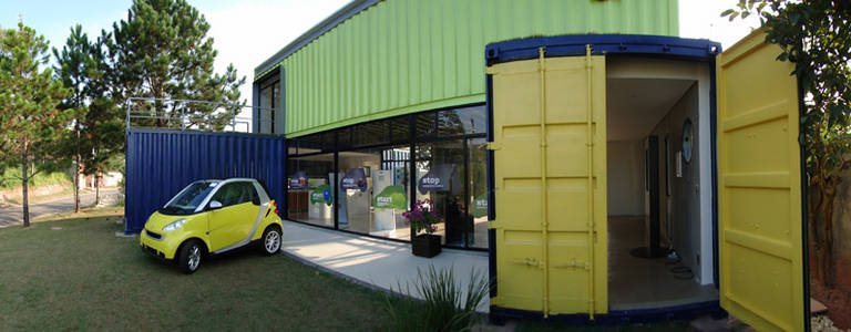 Toda a tinta usada na casa, inclusive na fachada, é à base d'água. O SmartCar estacionado na porta é o carro oficial do projeto - Divulgação