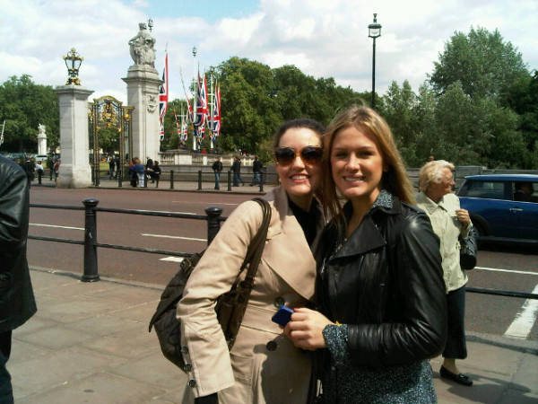 Fiorella Mattheis e Larissa Maciel em passeio por Londres - Reprodução / Twitter