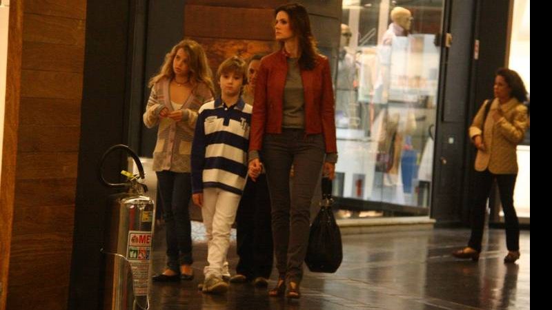 Lizandra Souto passeia com os filhos em shopping no Rio - Daniel Delmiro / AgNews