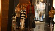 Lizandra Souto passeia com os filhos em shopping no Rio - Daniel Delmiro / AgNews