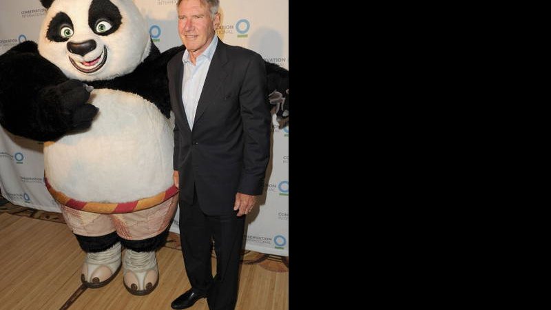 Harrison Ford posa com Kund-Fu Panda, personagem da DreamWorks, para chamar a atenção para a causa ambiental - Getty Images