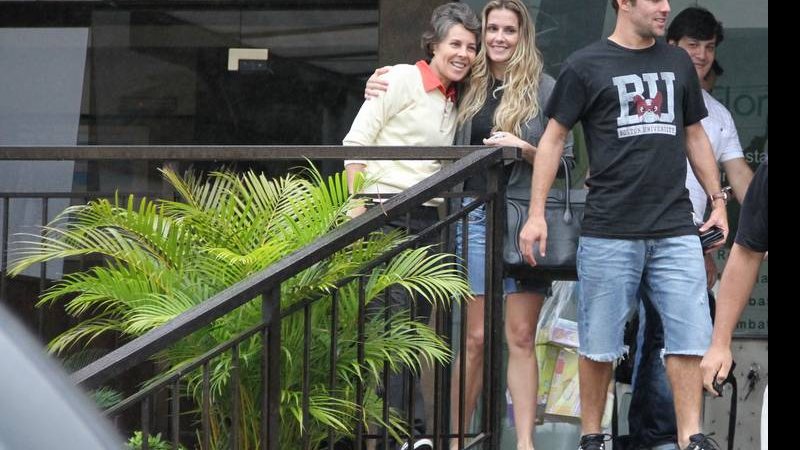 Deborah Secco almoça com o amado Roger Flores e a sogra, Geuse Galera - Dilson Silva / AgNews