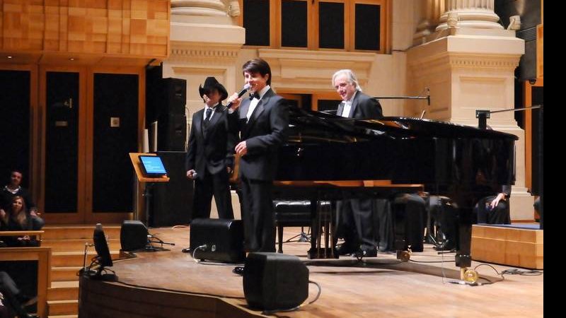 A dupla Chitãozinho & Xororó se aprenta com João Carlos Martins na Sala São Paulo - Francisco Cepeda / AgNews