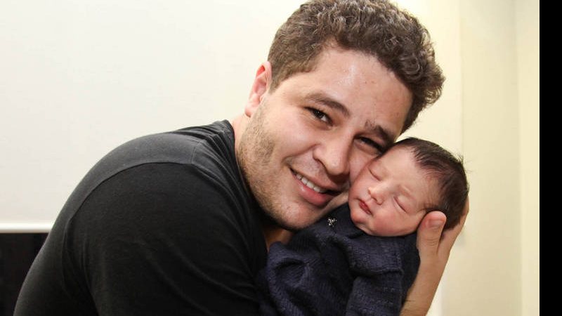 Pedro Leonardo com a filha Maria Sophia nos braços - Manuela Scarpa/Photo Rio News