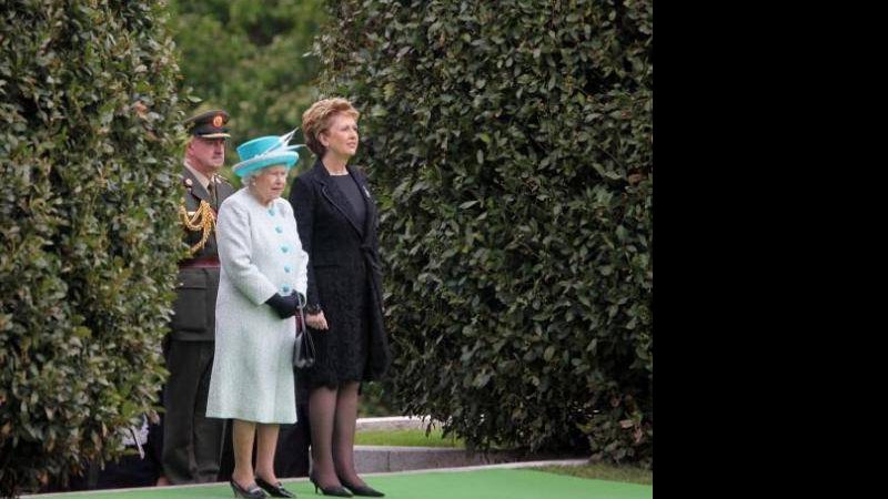 Rainha Elizabeth II e a presidente da Irlanda, Mary McAleese, durante cerimônia - Getty Images