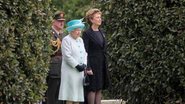 Rainha Elizabeth II e a presidente da Irlanda, Mary McAleese, durante cerimônia - Getty Images