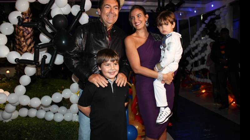 Fausto Silva com a mulher Luciana Cardoso e os filhos Rodrigo e João Guilherme - Manuela Scarpa/Photo Rio News