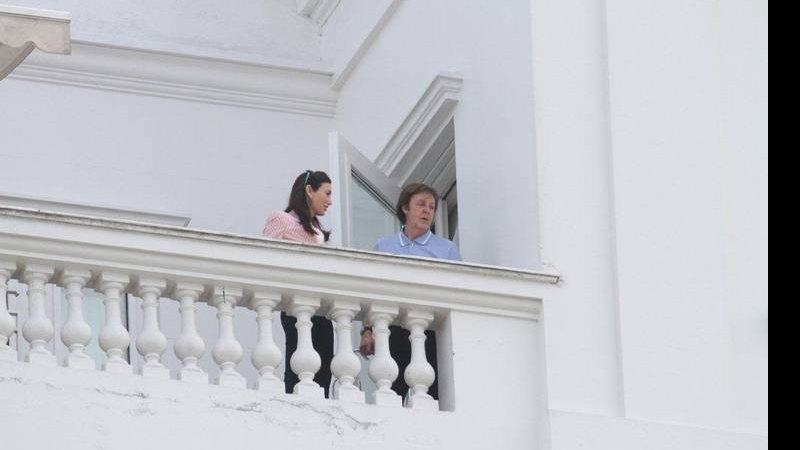 Paul McCartney na varanda do hotel Copacabana Palace, no Rio. Músico fará shows no Estádio do Engenhão no domingo, 22, e na segunda-feira, 23 - Dilson Silva / AgNews