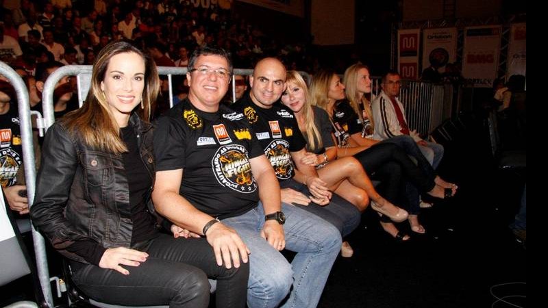 Ana Furtado e Boninho assistem campeonato de vale tudo ao lado do lutador Walide Ismael - Felipe Assumpçao e Philippe lima / AgNews