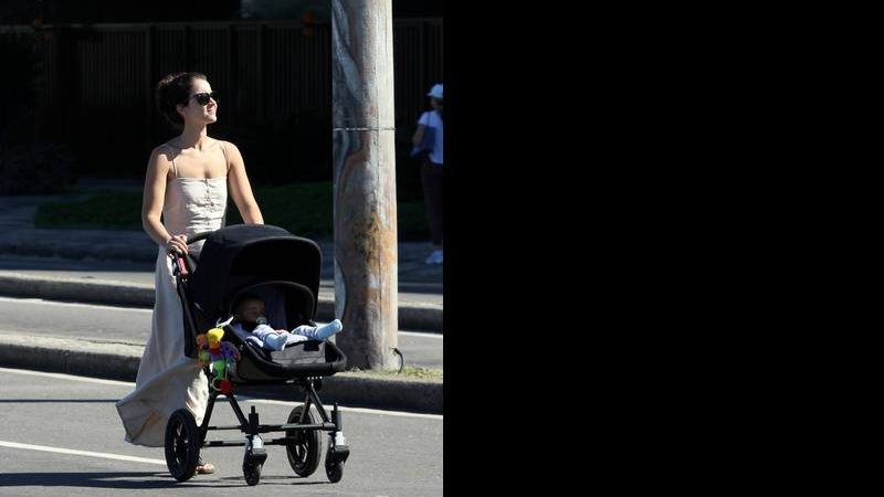 Patrícia Werneck passeia com o filho em Ipanema - Wallace Barbosa/AgNews