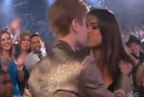 Justin Bieber e Selena Gomez no Billboard Music Awards 2011 - Reprodução/Youtube