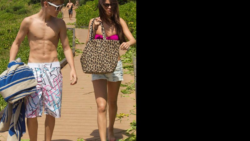 Casal curte dia de folga na praia - Just Jared / Reprodução