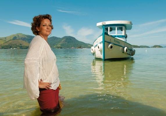 Amante da natureza da baía de Angra dos Reis, a atriz e apresentadora cai no mar em fim de semana de relax, no momento mais agitado de sua vida, com duas atrações na TV. - SELMY YASSUDA/ARTEMÍSIA FOTOGRAFIA; PRODUÇÃO: CLAUDIO LOBATO ; BELEZA: DUH