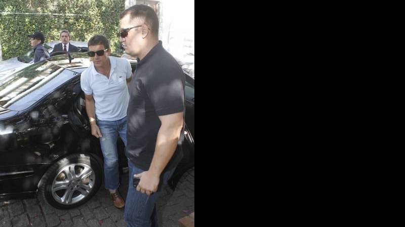 Antonio Banderas chega para almoçar em Santa Teresa, no Rio - Delson Silva/AgNews