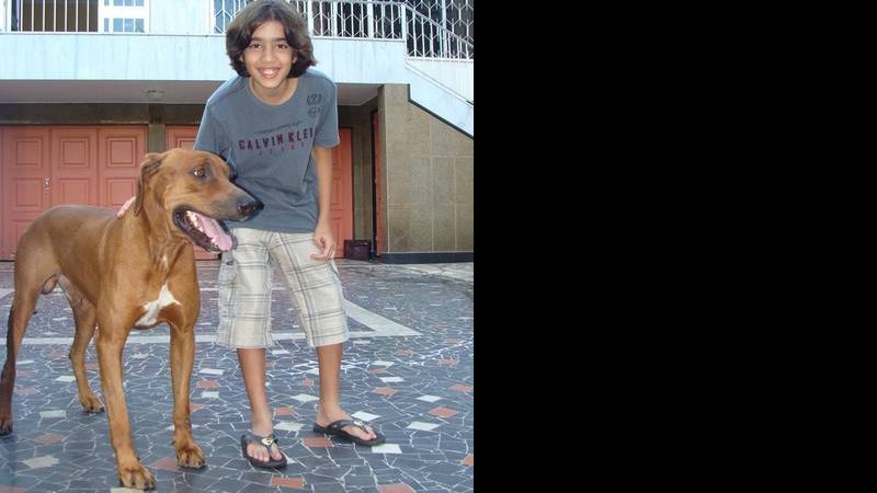 Matheus Costa com seu cachorro Simba - Reprodução / BlogLog