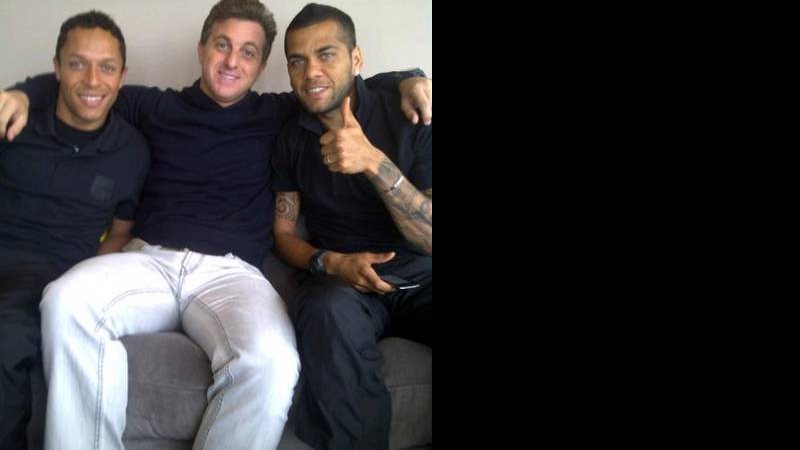 Luciano Huck gravou uma matéria com Daniel Alves e Adriano, astros do Barcelona - Reprodução / Facebook