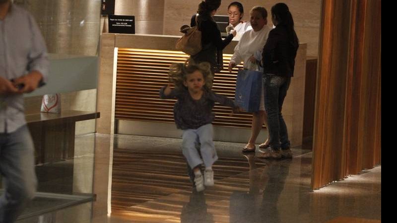 Gabriela Duarte passeia em shopping com a filha Manuela - Delson Silva / AgNews