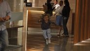 Gabriela Duarte passeia em shopping com a filha Manuela - Delson Silva / AgNews