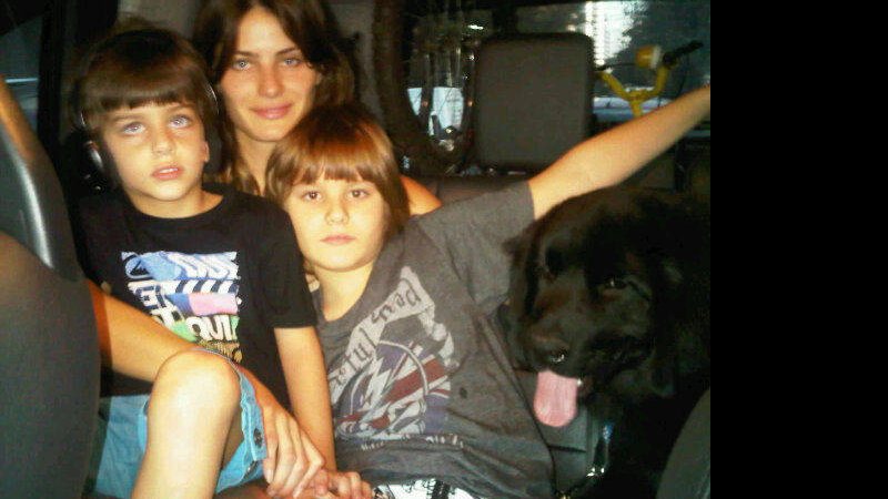 Isabeli Fontana com os filhos Zion e Lucas - Reprodução Twitter