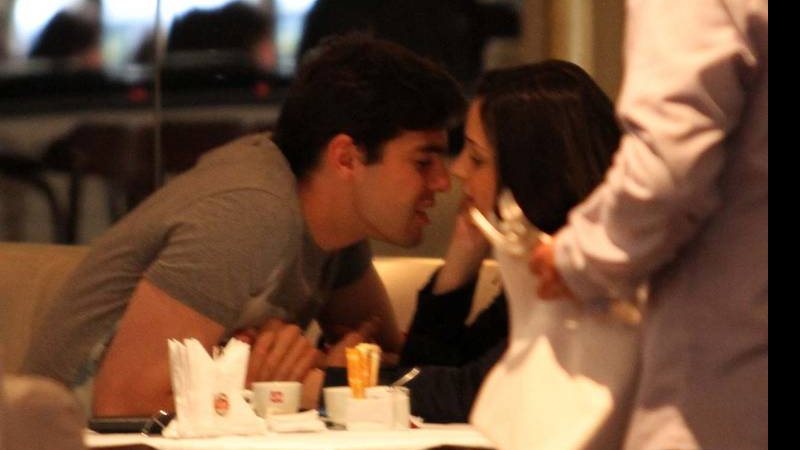 Kaká e Caroline Celico em jantar romântico - Orlando Oliveira/AgNews