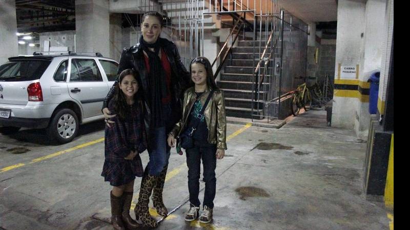 Claudia Raia com Sophia e uma amiguinha - Fausto Candelaria / AgNews