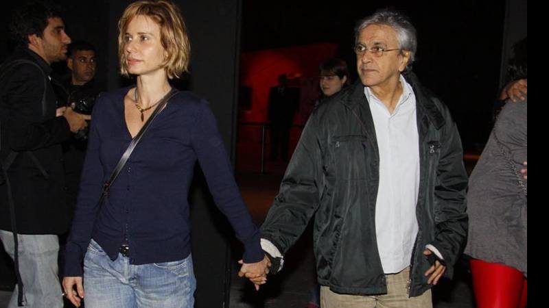 Caetano Veloso e Paula Burlamaqui circulam de mãos dadas no Rio - Alex Palarea / AgNews