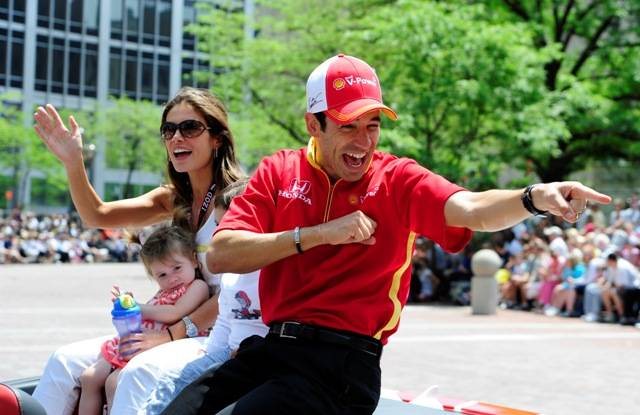 Helio Castroneves ao lado da amada, Adriana Henao, e da filha, Mikaella - Robert Laberge/Getty Images