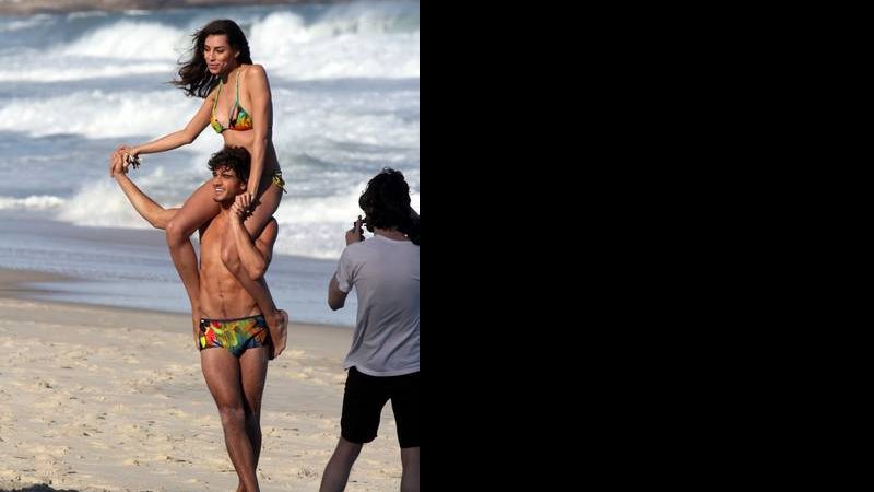 Lea T e Marlon Teixeira fotografam na praia de Ipanema, no Rio - Wallace Barbosa/AgNews