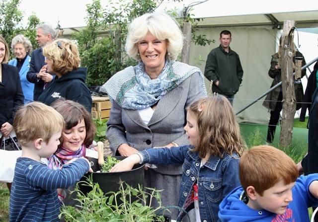 Camilla Parker-Bowles faz jardinagem com crianças britânicas - Getty Images