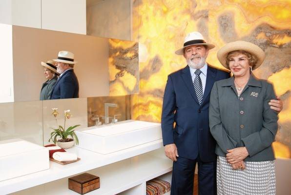 O ex-mandatário e sua eleita no cômodo que os homenageia na Casa Cor, em SP. Usando chapéus que emprestaram para o espaço, eles se encantam com a parede em ônix. - FOTOS: MARCO PINTO/SAVONA