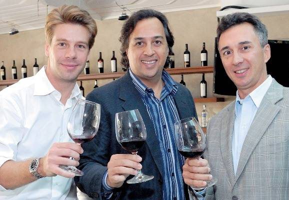 Guillermo Ávila, ao centro, recebe em seu restaurante o importador Marcos Simonsen e o vinicultor Guillermo Banfi. - ANA BEATRIZ CHACUR, ANTONIO SALANI, CÉSAR ARAÚJO, DEBORAH VAIDERGORN, DUDU PACHECO, JOÃO GELO, KARINA BÚRIGO, LAURENI FOCHETTO, MÁRCIA STIVAL, RONEIA FORTE, SYLVIA GOSZTONYI E WELLINGTON NEMETH