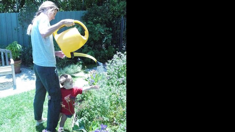 Gisele Bündchen com o filho Benjamin no jardim de sua casa - Reprodução / Twitter