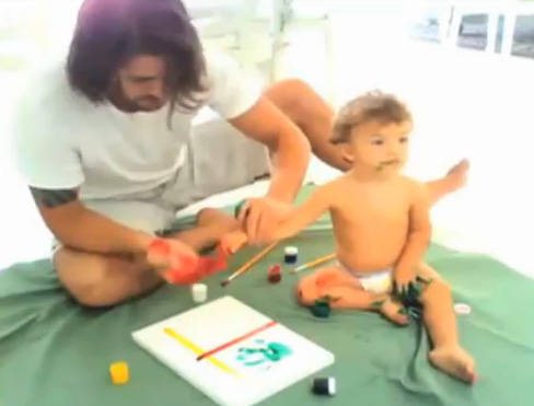 Dado pinta quadro com o filho em vídeo - Reprodução