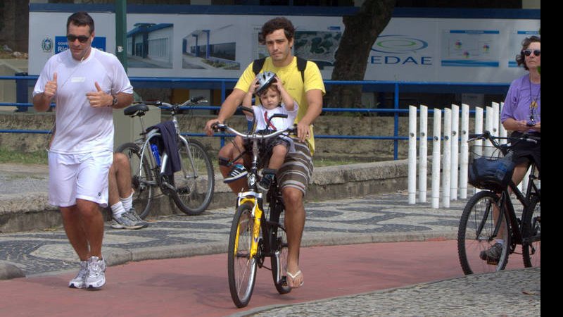 Thiago Rodrigues levou o pequeno Gabriel para um agradável passeio de bicicleta no Rio - Gil Rodrigues/PhotoRio News