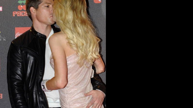 Os carinhos do casal Paris Hilton e Cy Waits - Getty Images