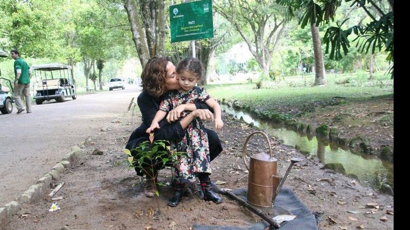 Camila Pitanga e sua filha, Antônia, no Jardim Botânico - Onofre Veras / AgNews