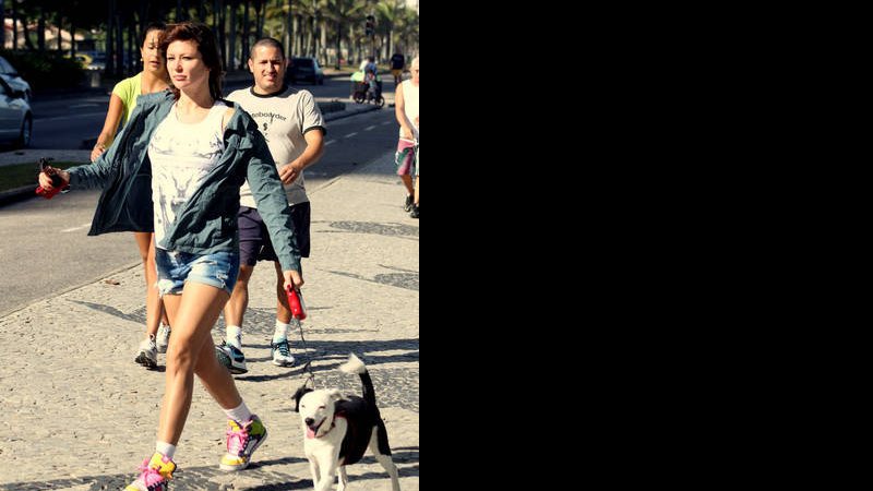 Ellen Jabour passeia com o cãozinho pela Barra da Tijuca - PhotoRioNews