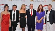 A atriz Caroline Proust, os apresentadores Jerome Anthony e Sandrine Corman, Príncipe Albert II, e os atores Audrey Fleurot e Xavier Deluc no Festival de TV de Monte Carlo - Getty Images