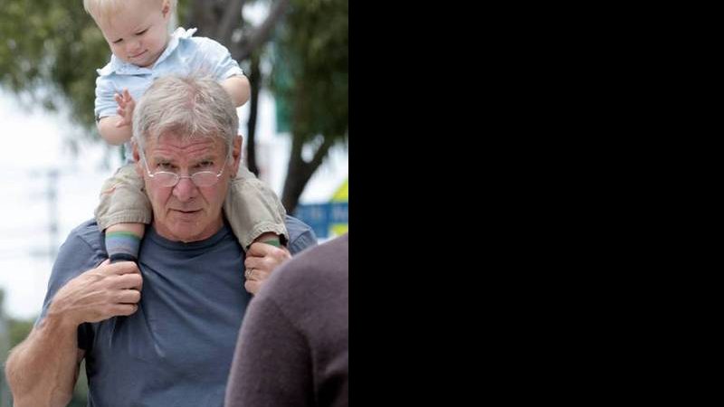 Harrison Ford passeia com o neto nos ombros - Grosby Group