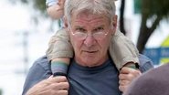 Harrison Ford passeia com o neto nos ombros - Grosby Group