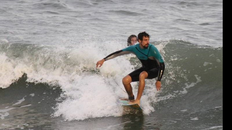 Cauã Reymond surfa em praia no Rio de Janeiro - AgNews/Delson Silva