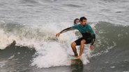 Cauã Reymond surfa em praia no Rio de Janeiro - AgNews/Delson Silva