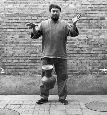 Ai Weiwei em sua polêmica obra Derrubando a Dinastia Han. Para alguns, ela equivale a rasgar uma tela de Picasso - Divulgação