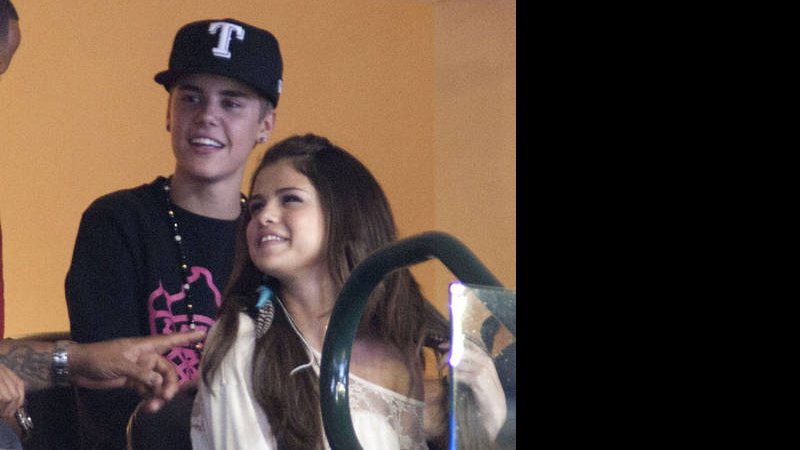 Justin Bieber e Selena Gomez trocam carinhos em jogo de basquete - Grosby Group