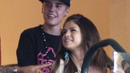 Justin Bieber e Selena Gomez trocam carinhos em jogo de basquete - Grosby Group